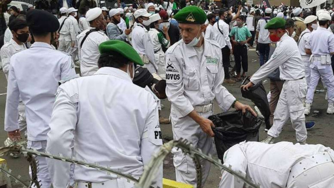Massa FPI dan PA 212 Membersihkan Sampah Usai Bubar Aksi di Kedubes Prancis