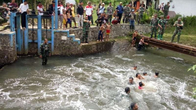 Anak-anak berenang di Sungai Citarum