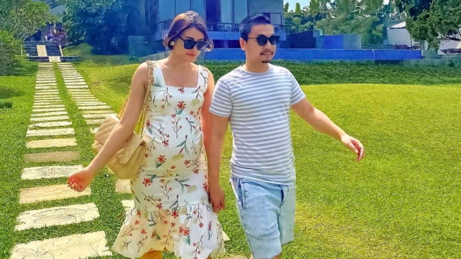 Raditya Dika bersama istri tercinta, Anissa Aziza