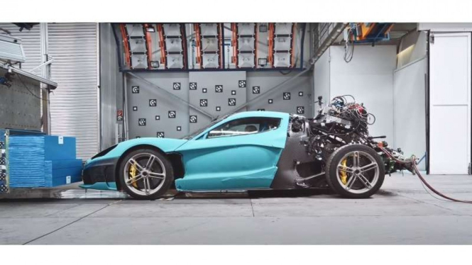 Hypercar listrik Rimac Concept Two diuji tabrak.