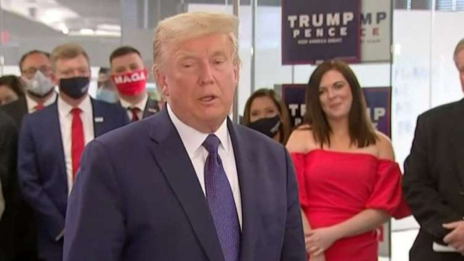 Donald  Trump saat datangi markas tim suksesnya di Arlington, Virginia.