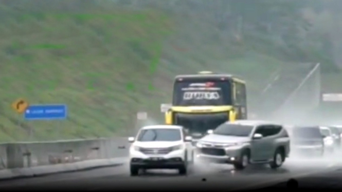 Pajero Sport mengalami selip dan diseruduk bus AKAP