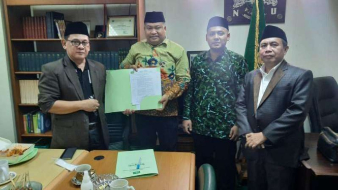 Mukhlis Effendi (batik hijau tengah) bersama pengurus NU.