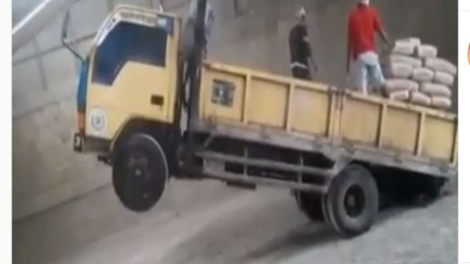 Truk kelebihan muatan di bak belakang