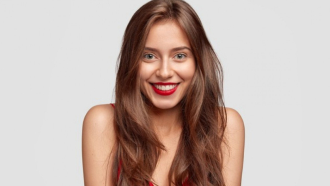 Ilustrasi wanita/rambut berwarna/cat rambut/lipstik merah.