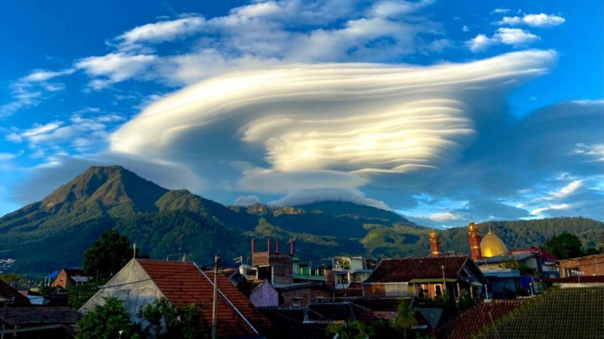 Fenomena awan mirip piring terbang atau UFO muncul di atas Gunung Arjuno, Jawa Timur, Kamis pagi, Kamis, 5 November 2020.