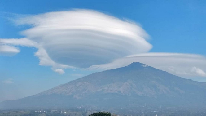 Awan berbentuk UFO.