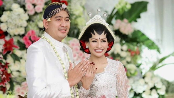 Foto pernikahan Tata Janeeta dengan Brotoseno