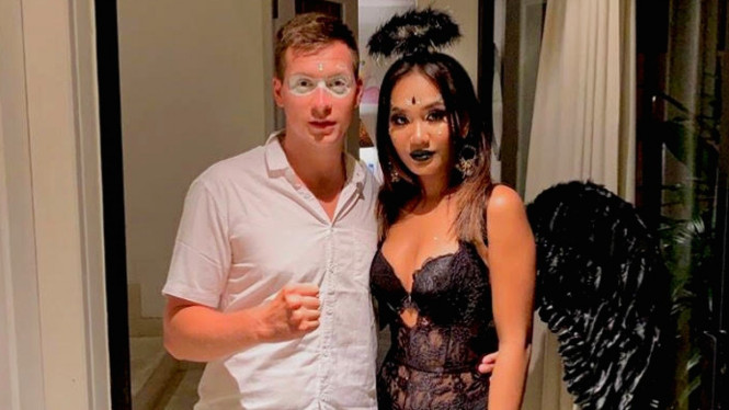 Gaya Alyssa Spischak berpose halloween