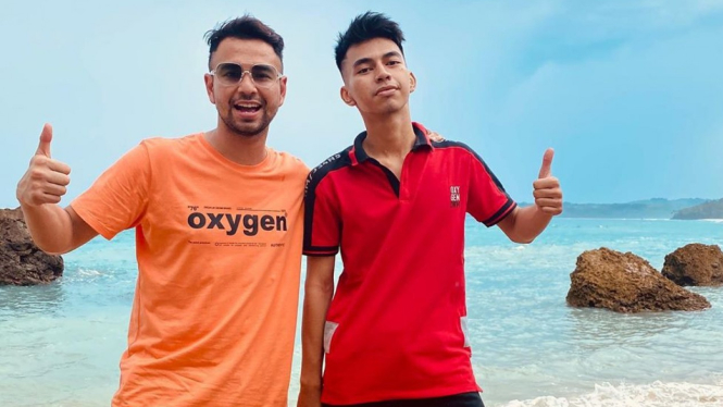 Raffi Ahmad mengajak sosok yang mirip dengannya, Dimas Ramadhan berlibur ke Sumba