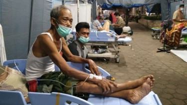 Pasien RS Sudarso yang dirawat dalam tenda.