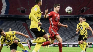 Penyerang Bayern Munich, Robert Lewandowski dikepung pemain Dortmund