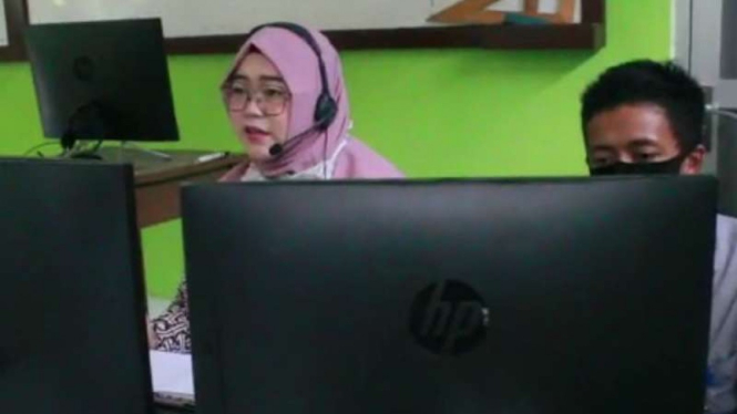Guru saat PJJ online 