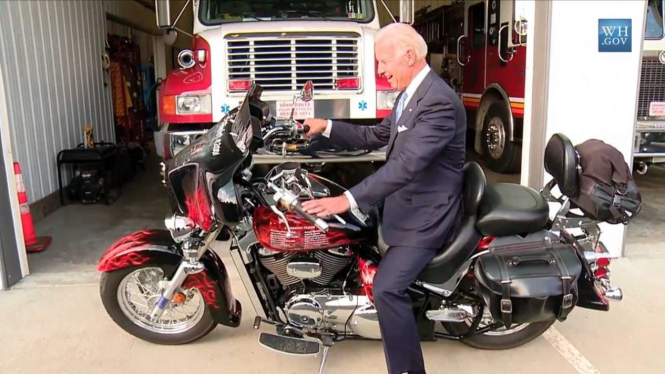 Presiden AS terpilih, Joe Biden mengendarai sepeda motor
