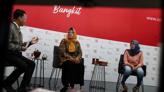Suwanti pengusaha UMKM kerajinan tangan (tengah) dan Iis Suminar, pengusaha UMKM kuliner pecel dan gado gado dipandu oleh Mochamad Achir, praktisi media dan komunikasi menjadi pembicara dalam dialog produktif.