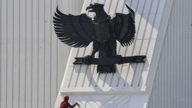 Pekerja mengecat tembok Plaza Taman Makam Pahlawan Nasional Utama (TMPNU).