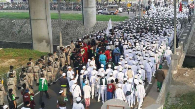 Ribuan simpatisan Habib Rizieq memasuki kawasan Terminal 3 Bandara Soetta.
