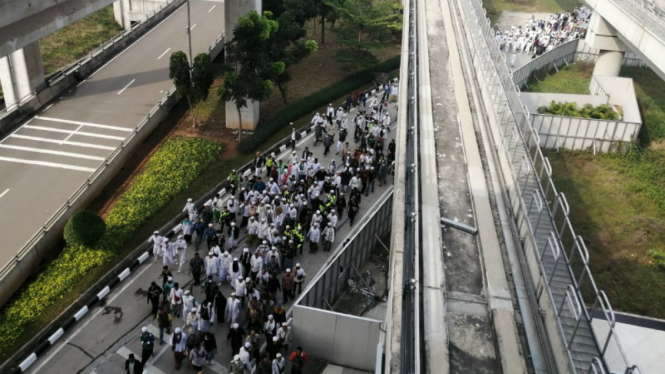 Massa simpatisan menyambut kedatangan Habib Rizieq Shihab di Soetta