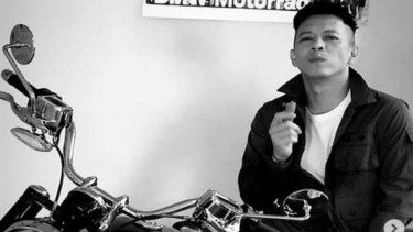 Foto Ariel NOAH di atas moge BMW Motorrad R18.