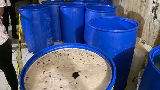 Drum-drum pembuat madu palsu di Kembangan, Jakarta Barat.