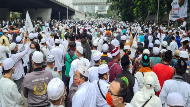 Massa yang menunggu kedatangan HRS di Jalan KS Tubun, Selasa kemarin