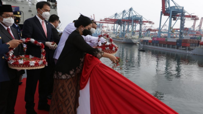 Tabur Bunga digelar di atas geladak KRI Semarang–594
