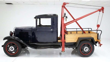Mobil derek lawas dijual online setara Rp296 jutaan.
