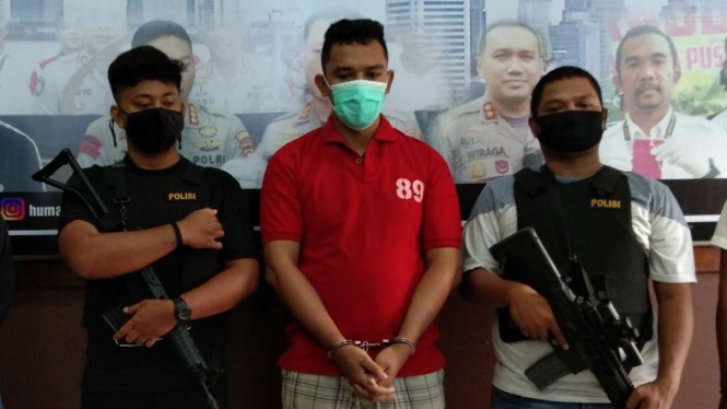 Pelaku Begal Sepeda Kolonel Marinir berinisial RA menyerahkan diri ke polisi.