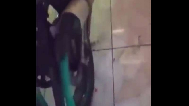 Knalpot motor 2-tak dipasangi selang untuk mengalirkan asapnya.