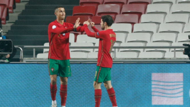 Kapten Timnas Portugal, Cristiano Ronaldo (kiri)