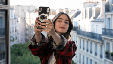 Lily Collins di serial Emily in Paris.