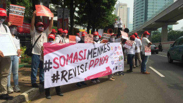 Koalisi Masyarakat Peduli Kesehatan melakukan aksi demonstrasi di Kemenkes