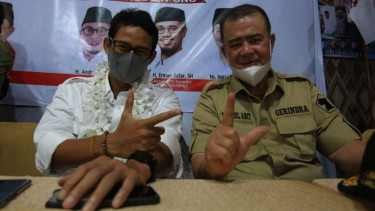 Wakil Ketua Dewan Pembina Partai Gerindra Sandiaga Uno bersama calon gubernur Sumatra Barat Nasrul Abit di Padang, Kamis, 12 November 2020.