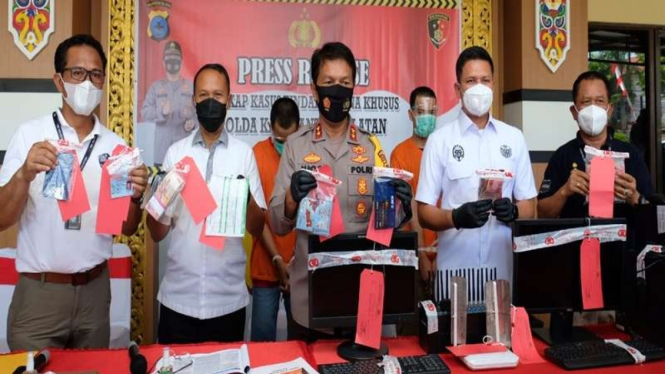Polda Kalsel menangkap dua pelaku pembobolan konter pulsa