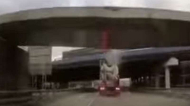 Truk molen seruduk gapura beton sampai runtuh.