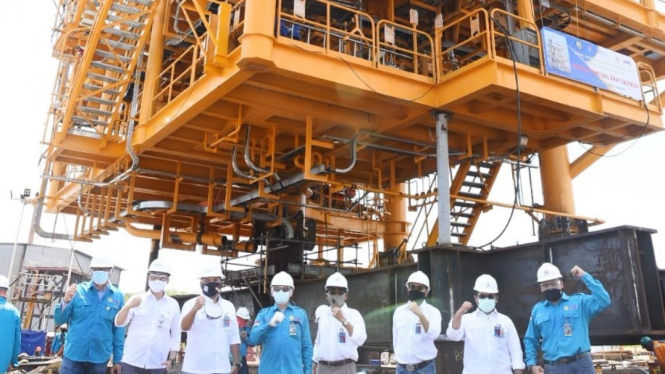 Proses pemindahan top side platform lapangan migas Sidayu, Blok Pangkah.
