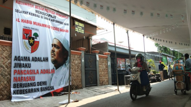 Tenda terpasang di sekitar kediaman Habib Rizieq di Petamburan, Jakarta Pusat