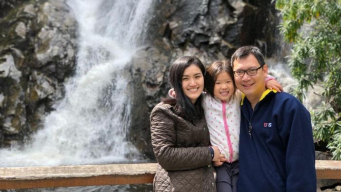 Keluarga Henry Theos (kanan) bersama kedua keluarga lainnya sudah memesan untuk berwisata ke Healesville dan Mornington.