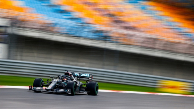 Pembalap Mercedes, Lewis Hamilton. 