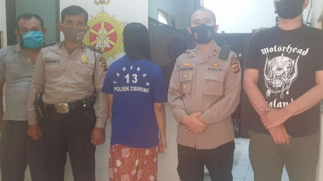 Kepala Polres Bogor AKBP Roland Ronaldy menjelaskan tentang perkara wanita muda membunuh bayi yang baru dia lahirkan itu dalam konferensi pers di kantornya, Minggu, 15 November 2020.