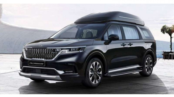 Kia Carnival tipe Hi Limousine memiliki atap lebih tinggi.
