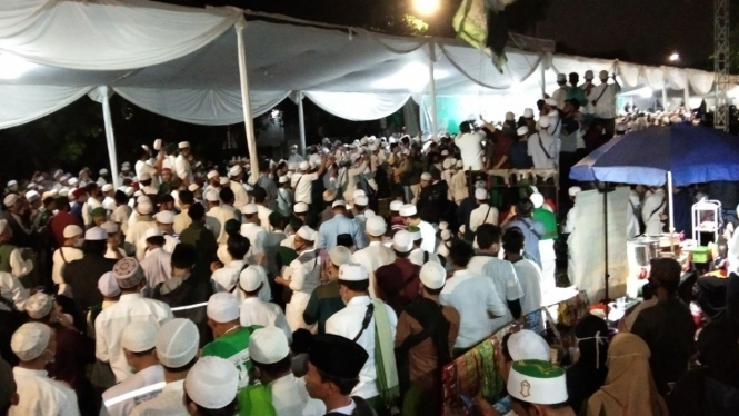 Kerumunan massa saat penyambutan Habib Rizieq dan Maulid Nabi di Petamburan. 
