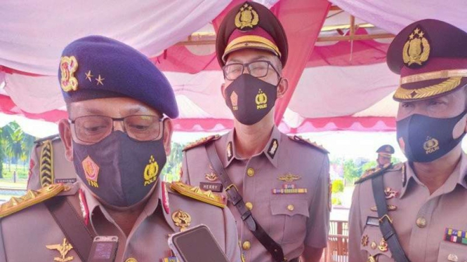 Kapolda Sulteng Irjen Pol Abdul Rakhman Baso (kiri)