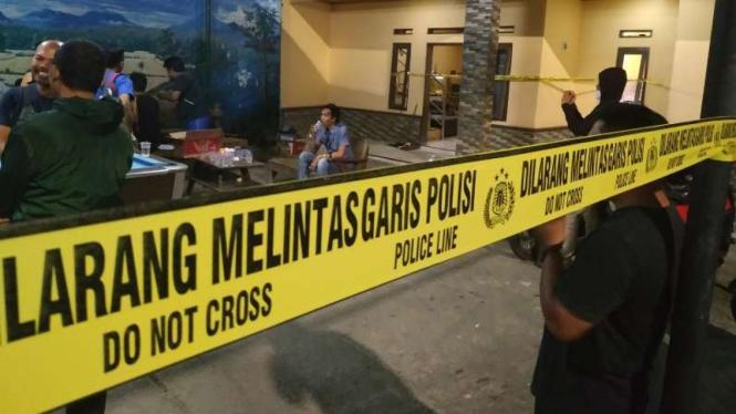 Ilustrasi garis Polisi melintang di TKP