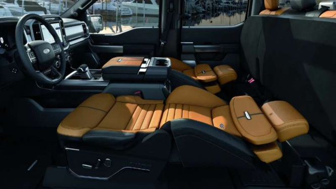 Jok mobil Ford bisa direbahkan hingga rata untuk tempat istirahat sopir.