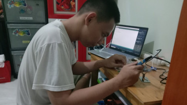 M. Rafhi pemenang AHM Best Student 2020, menguji alat penjaga jarak penemuannya