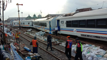 Tujuh gerbong KA tabrak ekskavator