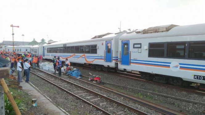 Rangkaian kereta api yang terdiri dari 7 gerbong ke luar dari jalur rel.