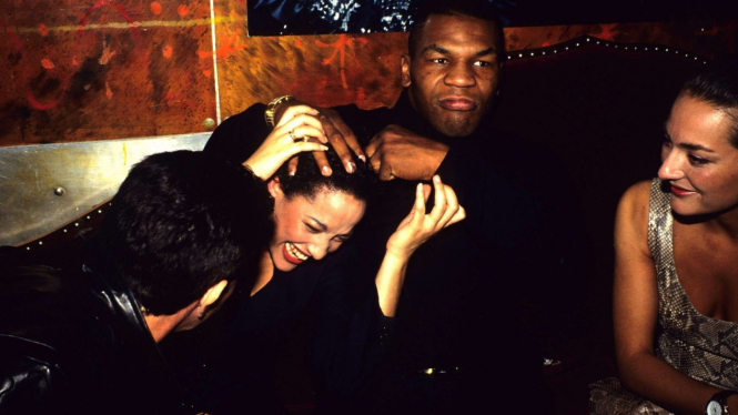 Mike Tyson saat bersama wanita