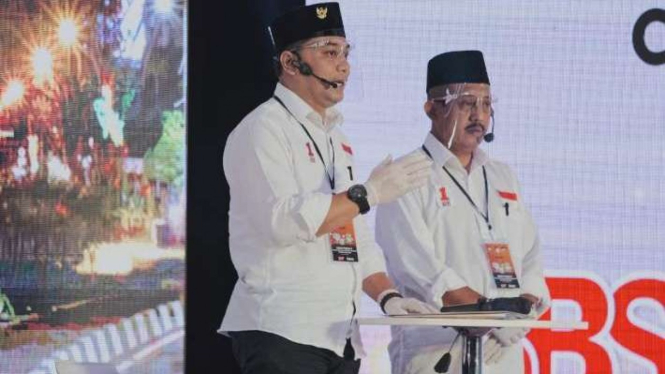 Eri Cahyadi-Armudji dalam debat publik Pilkada Surabaya.